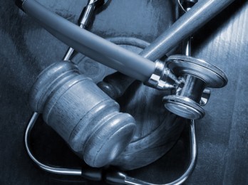 ΙΑΤΡΙΚΗ ΚΑΙ ΝΟΜΙΚΗ ΕΠΙΣΤΗΜΗ:  ΓΕΦΥΡΑ ΣΥΜΦΙΛΙΩΣΗΣ Ή ΠΕΔΙΟ ΜΑΧΗΣ;