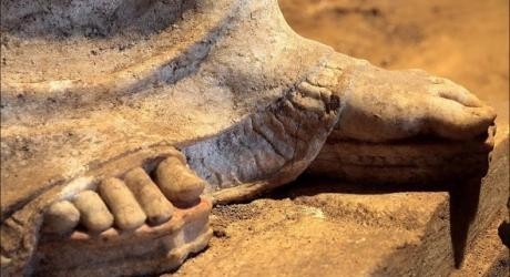 Τα πόδια της Καρυάτιδας που μας πατάνε